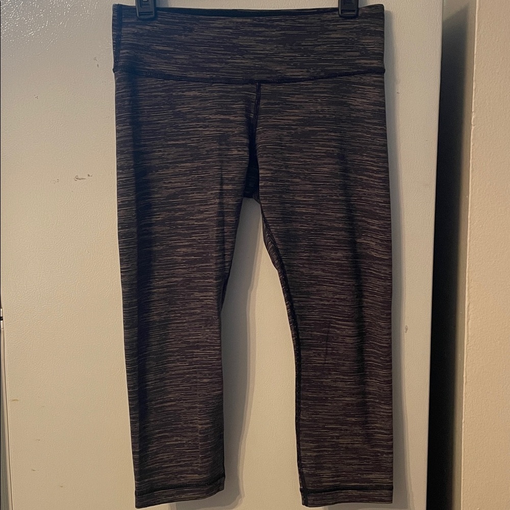 Lululemon Size 8 Black Gray White Inseam 21”‎ Cropped Athletic Leggings